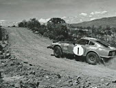 La réputation d’être incassable allait s’illustrer au Safari Rally, un des rallyes africains parmi les plus durs. En 1971, les 240Z finissent première, deuxième et septième pour leur première participation. Photo DR
