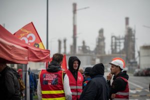 Lire la suite à propos de l’article Relecture de l’éditorial : la grève s’étend à d’autres secteurs, les syndicats dans la rue