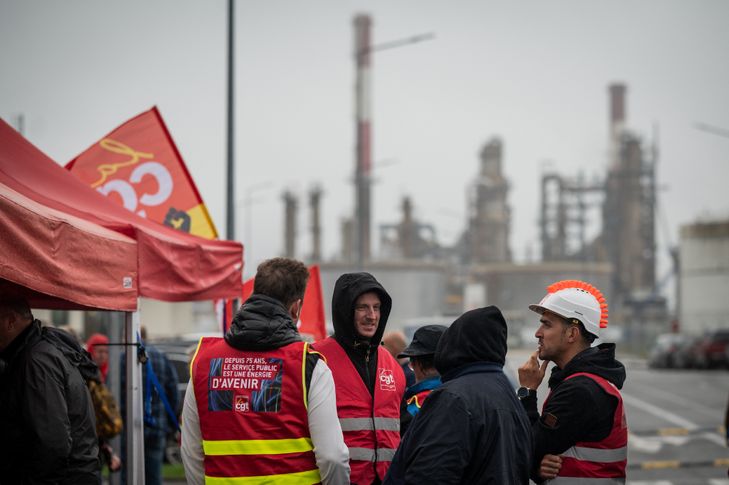 Carburants: la grève s'étend à d'autres secteurs, les syndicats dans la rue