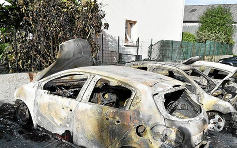 Trois véhicules ont été incendiés, devant ce petit immeuble de la rue de Kérelie, dans le secteur de Kérédern. La chaleur a brûlé le volet de la maison voisine.